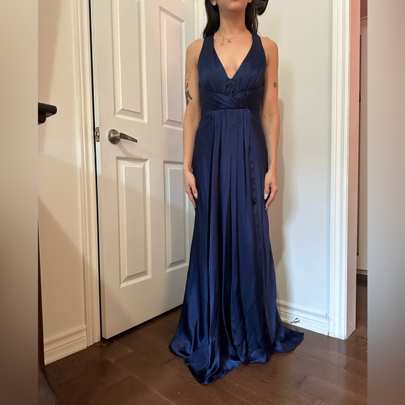 “Elegant Silk Prom Dress – Timeless Glamour” - Picture 7 of 8